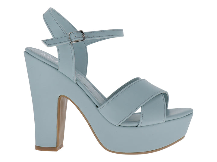 Sandalia de plataforma color azul tiffany con tacón alto y correa ajustable al tobillo.