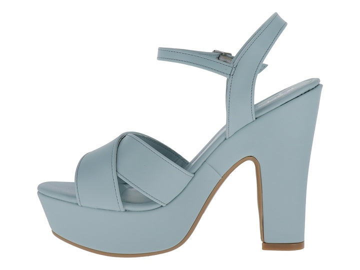 Sandalia de plataforma color azul tiffany con tacón alto y correa ajustable al tobillo.