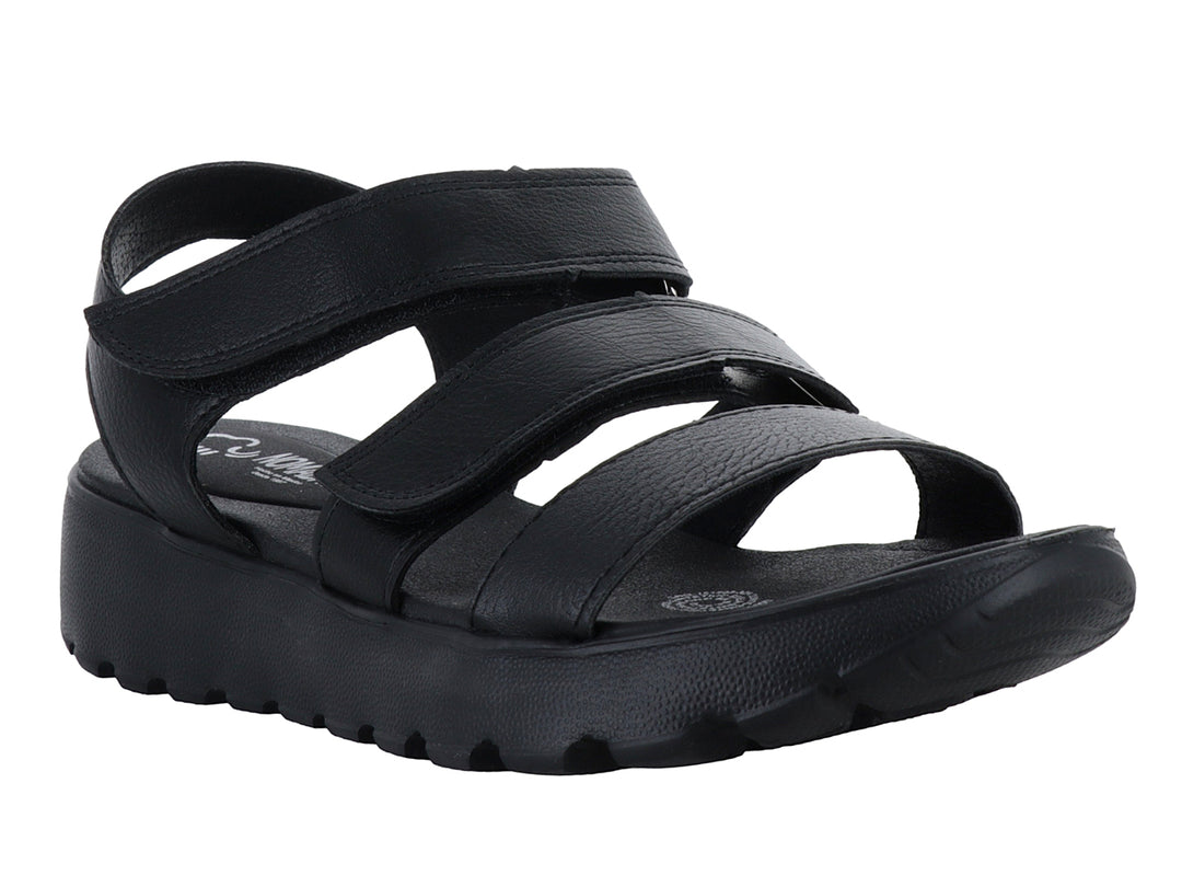 Sandalia negra de cuero con tiras ajustables y suela gruesa.
