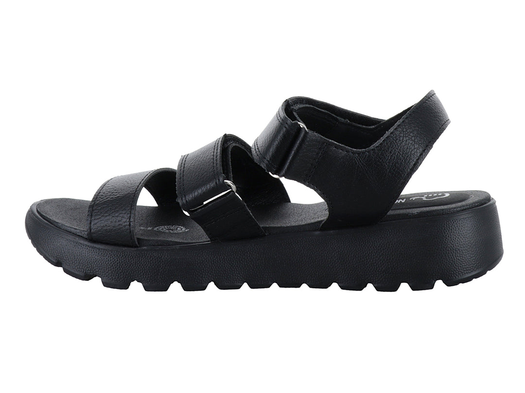 Sandalia negra de cuero con tiras ajustables y suela gruesa.
