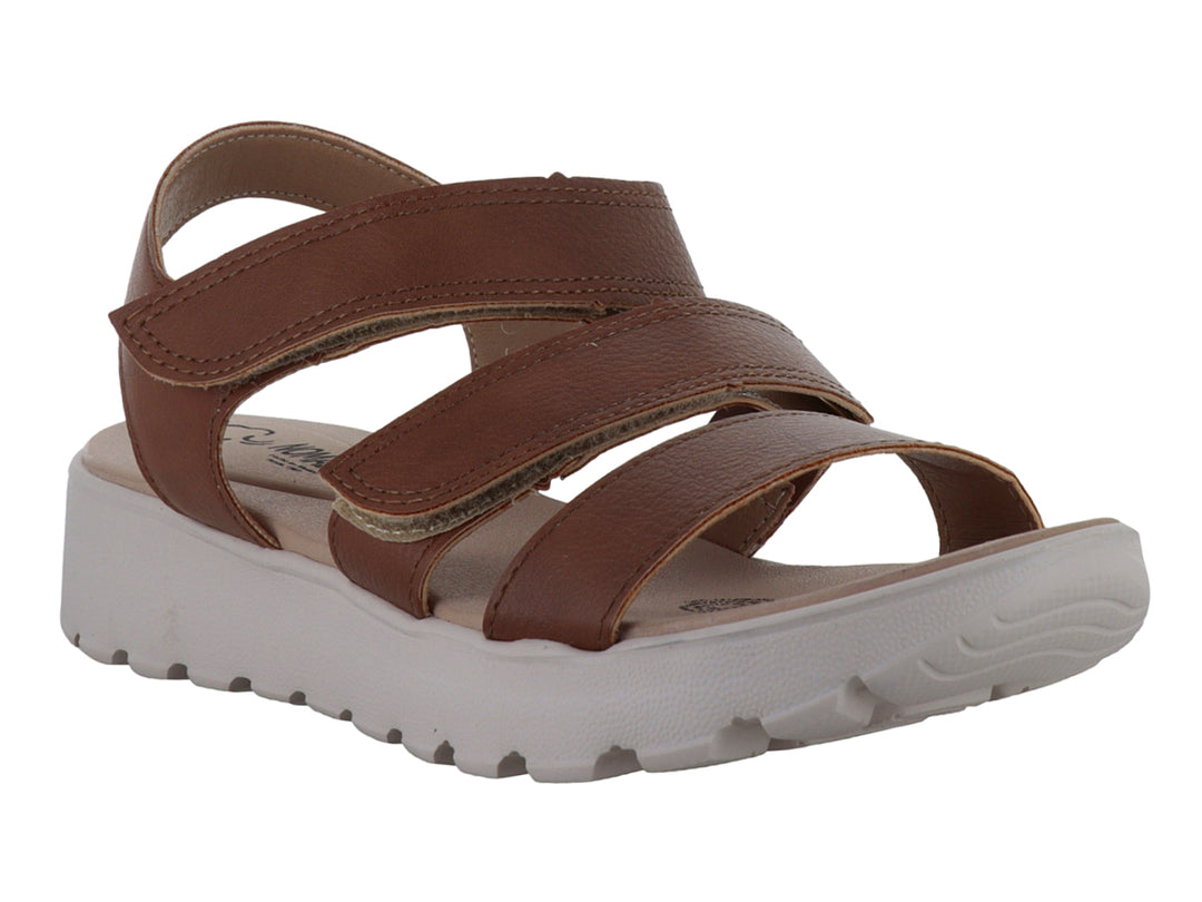 Sandalia Nomadas color tan con tiras de cuero y suela blanca gruesa para niño.
