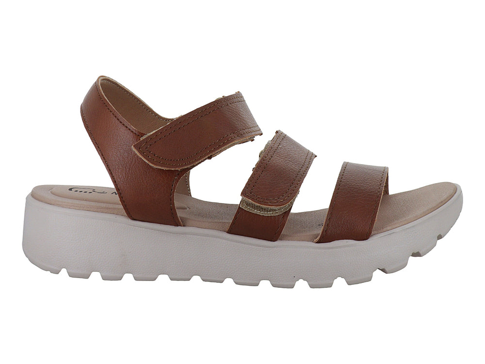 Sandalia Nomadas color tan con tiras de cuero y suela blanca gruesa para niño.