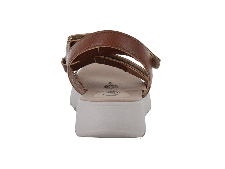 Sandalia Nomadas color tan con tiras de cuero y suela blanca gruesa para niño.