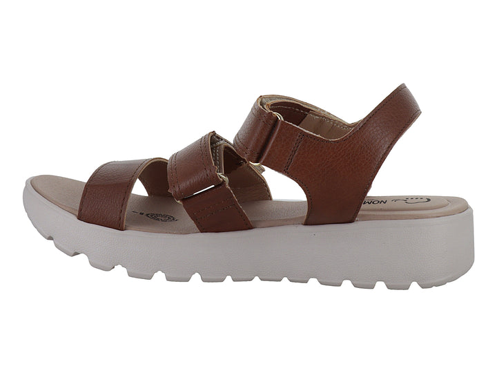 Sandalia Nomadas color tan con tiras de cuero y suela blanca gruesa para niño.