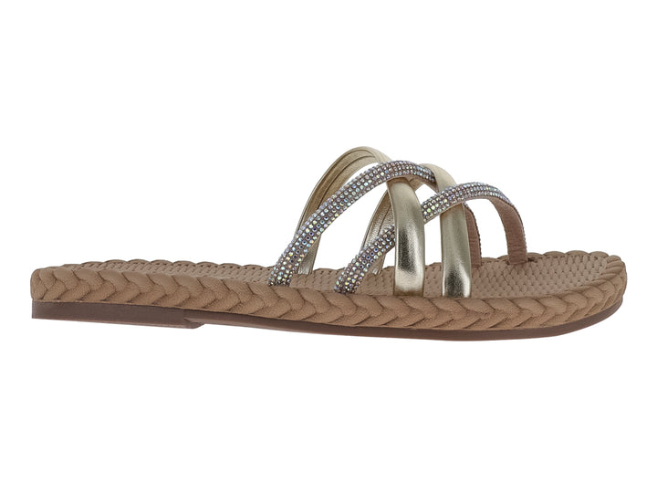 Sandalias Nomadas color oro con tiras metálicas decoradas con pedrería y suela trenzada beige.
