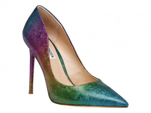 Zapato de tacón alto Steve Madden con acabado brillante en degradado multicolor desde morado hasta azul y verde.