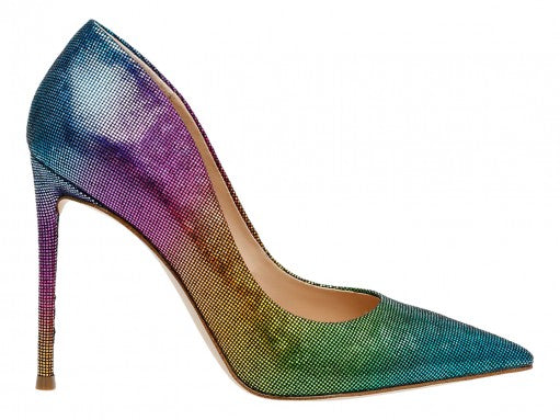 Zapato de tacón alto Steve Madden con acabado brillante en degradado multicolor desde morado hasta azul y verde.