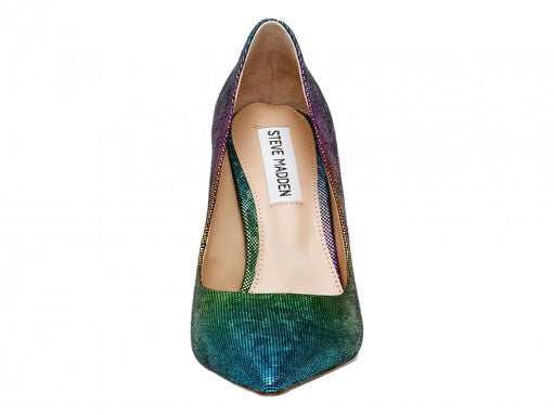 Zapato de tacón alto Steve Madden con acabado brillante en degradado multicolor desde morado hasta azul y verde.
