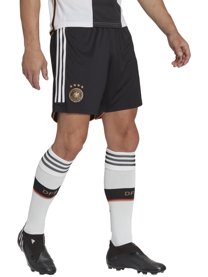 Shorts deportivos negros de Adidas con rayas blancas laterales y escudo de la selección de Alemania.