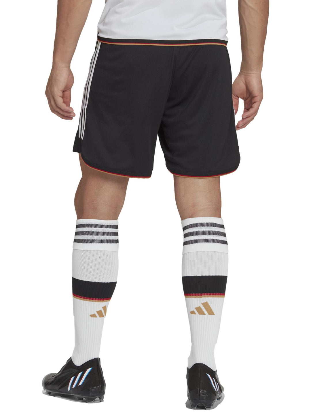 Shorts deportivos negros de Adidas con rayas blancas laterales y escudo de la selección de Alemania.