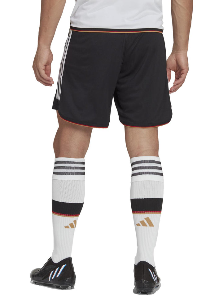 Shorts deportivos negros de Adidas con rayas blancas laterales y escudo de la selección de Alemania.