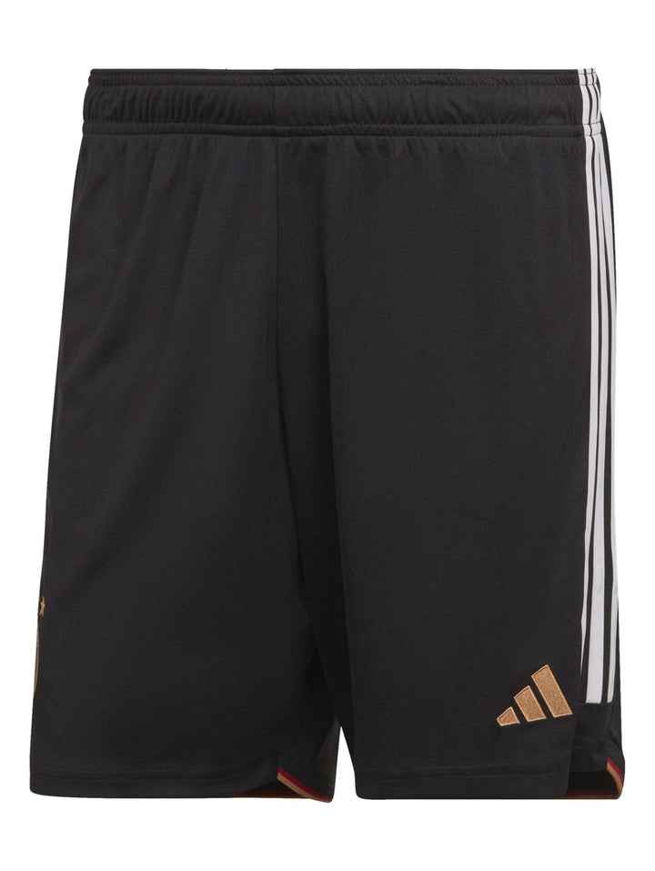 Shorts deportivos negros de Adidas con rayas blancas laterales y escudo de la selección de Alemania.