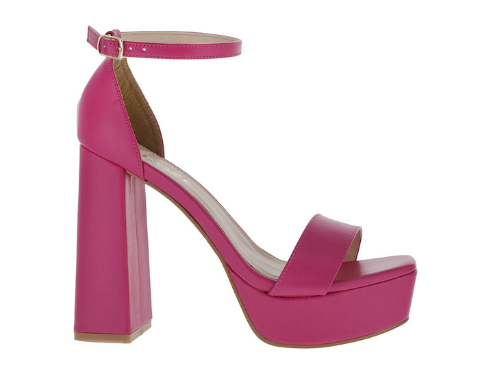 Sandalia de tacón cuadrado y plataforma en color rosa flamingo con correa al tobillo.