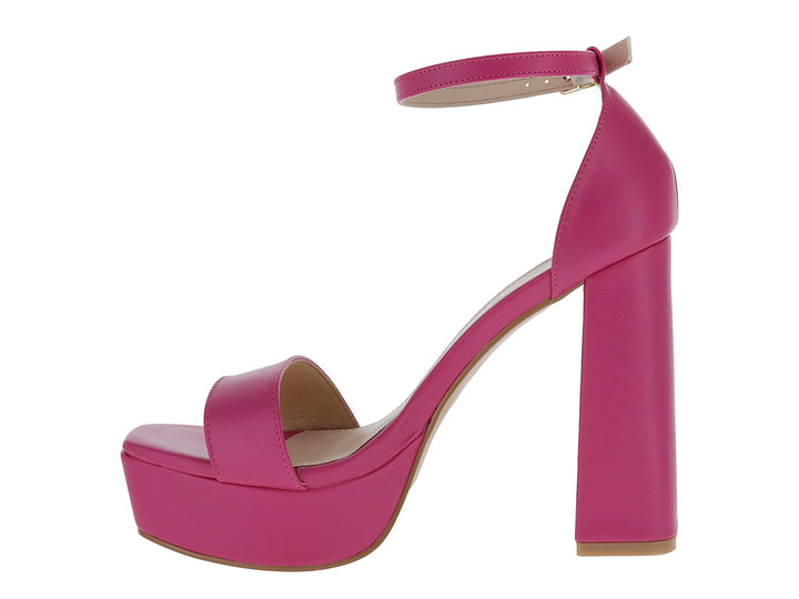Sandalia de tacón cuadrado y plataforma en color rosa flamingo con correa al tobillo.