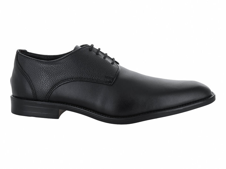 Zapato formal de cuero negro con cordones y acabado mixto liso y granulado.