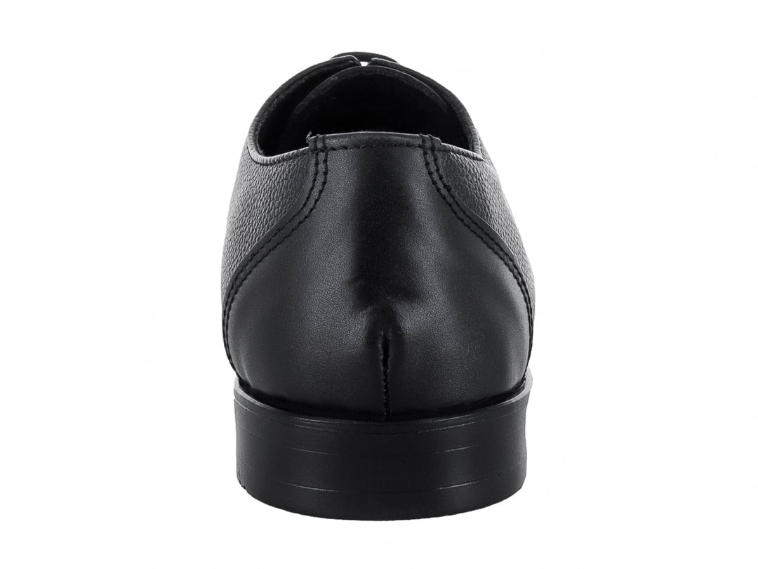 Zapato formal de cuero negro con cordones y acabado mixto liso y granulado.