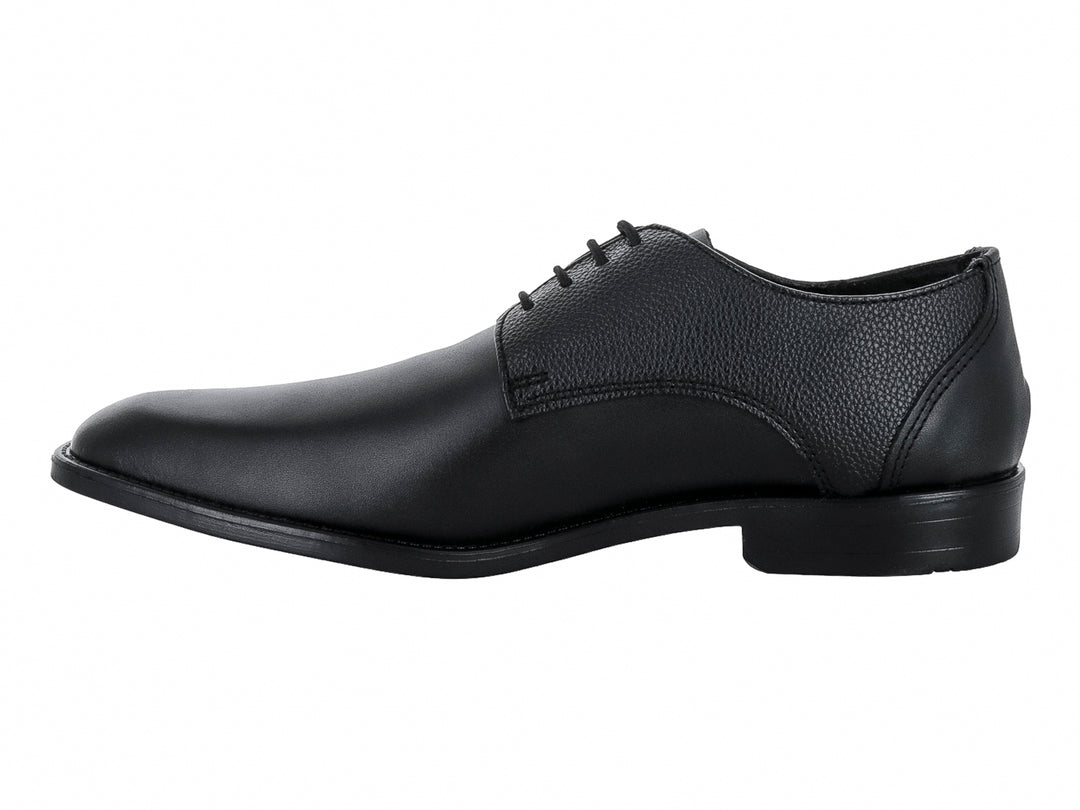 Zapato formal de cuero negro con cordones y acabado mixto liso y granulado.