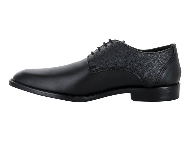 Zapato formal de cuero negro con cordones y acabado mixto liso y granulado.