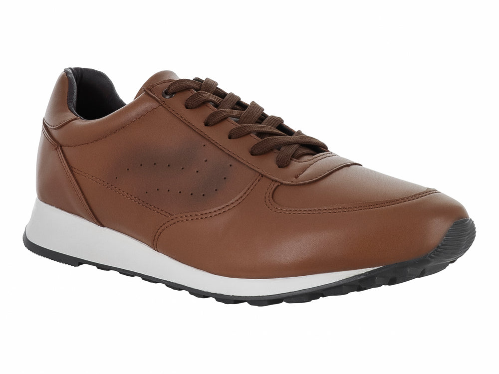 Zapato casual color miel con suela blanca y cordones.