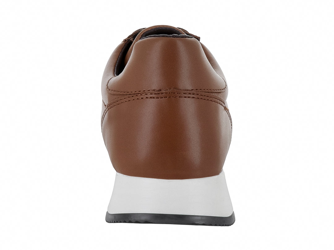 Zapato casual color miel con suela blanca y cordones.