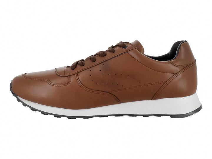 Zapato casual color miel con suela blanca y cordones.