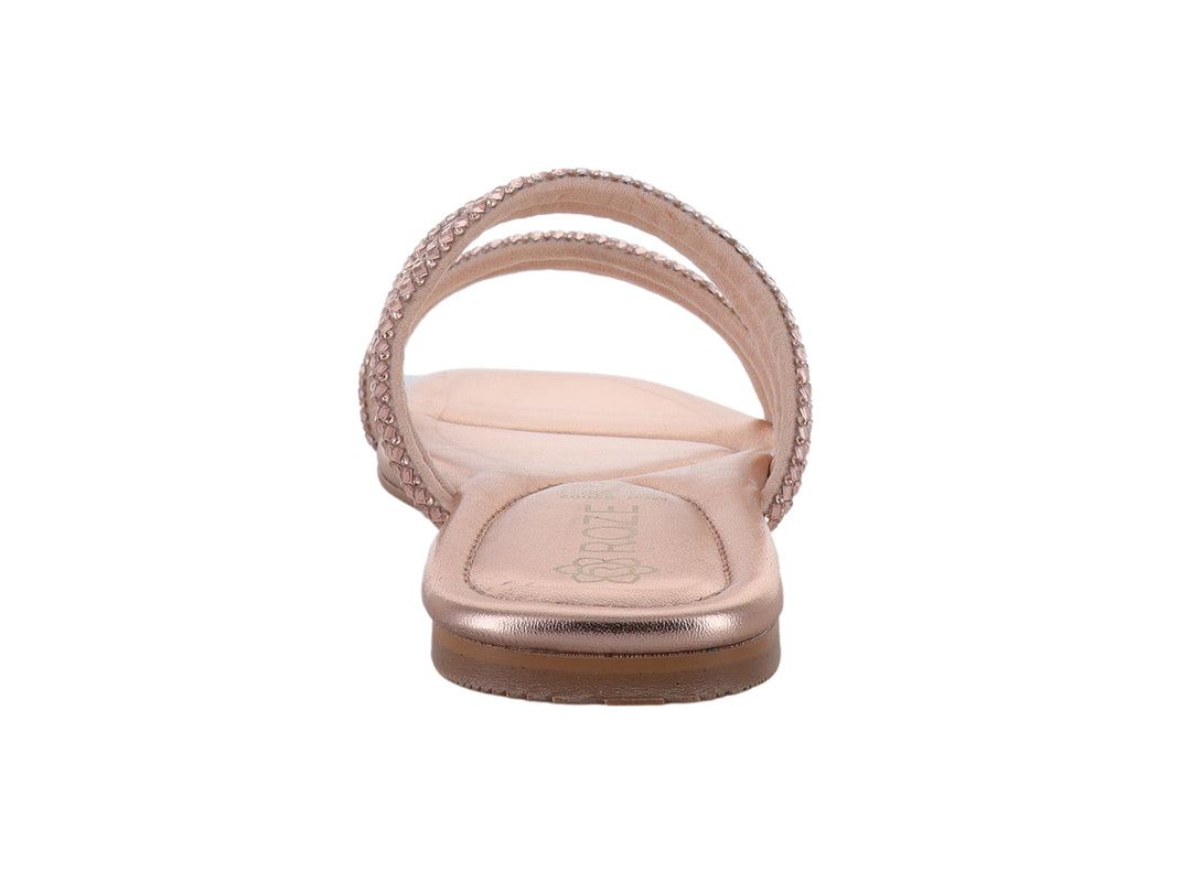 Sandalia plana color oro rosado con tiras decoradas con brillos.