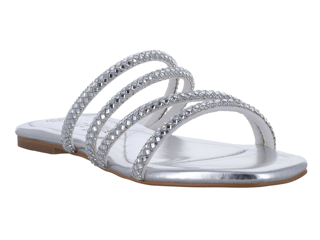 Sandalia plana color plata para niña con tiras decoradas con brillos brillantes.