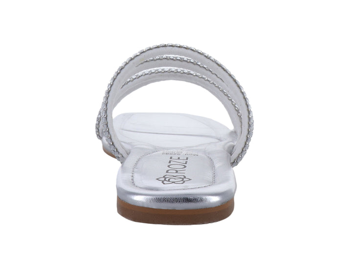 Sandalia plana color plata para niña con tiras decoradas con brillos brillantes.
