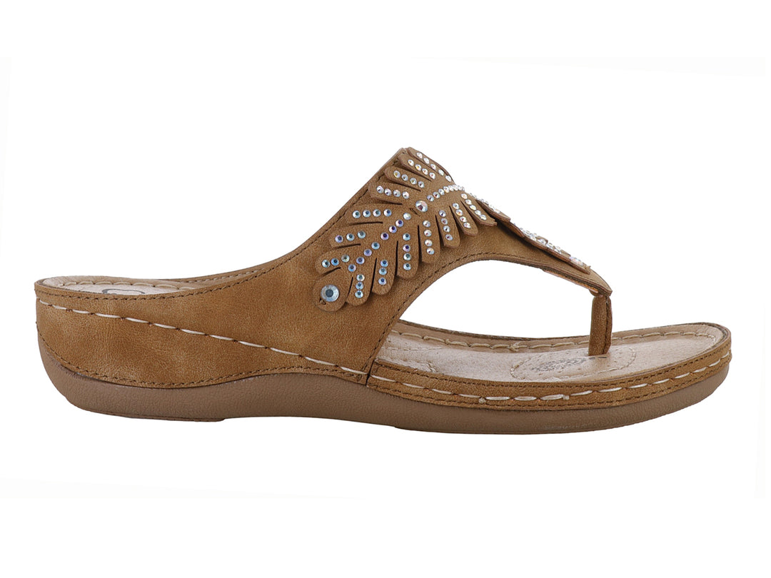Sandalia de dedo color tan para mujer con detalles decorativos de pedrería en la parte superior.
