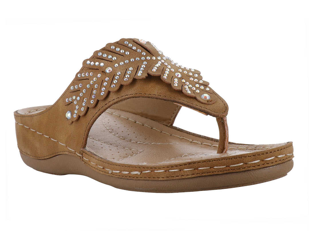 Sandalia de dedo color tan para mujer con detalles decorativos de pedrería en la parte superior.