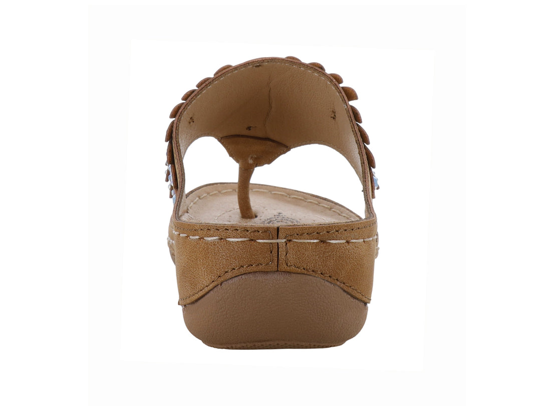 Sandalia de dedo color tan para mujer con detalles decorativos de pedrería en la parte superior.