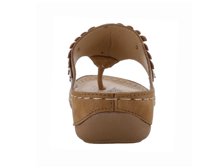 Sandalia de dedo color tan para mujer con detalles decorativos de pedrería en la parte superior.