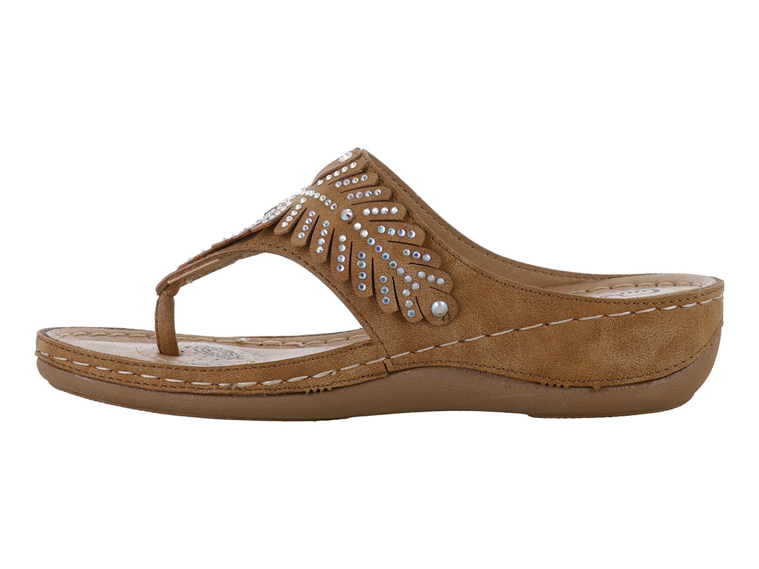 Sandalia de dedo color tan para mujer con detalles decorativos de pedrería en la parte superior.