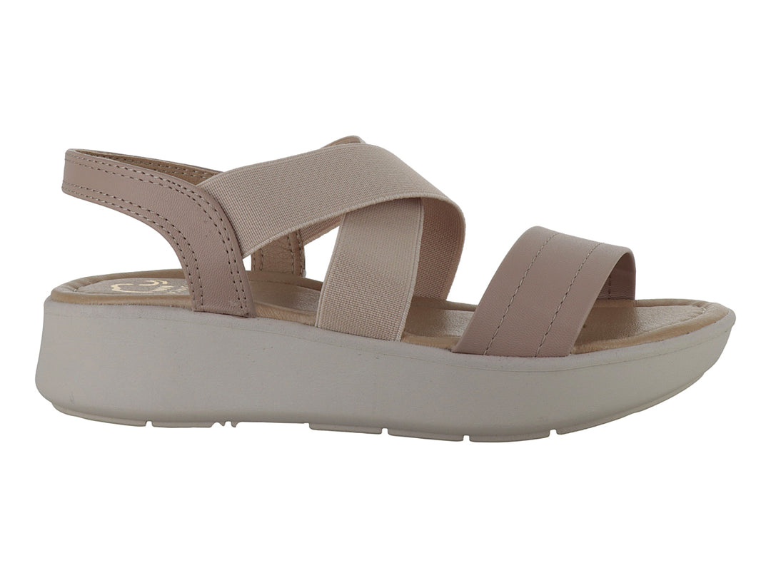 Sandalia de plataforma color beige con tiras cruzadas.