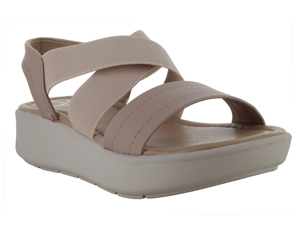 Sandalia de plataforma color beige con tiras cruzadas.