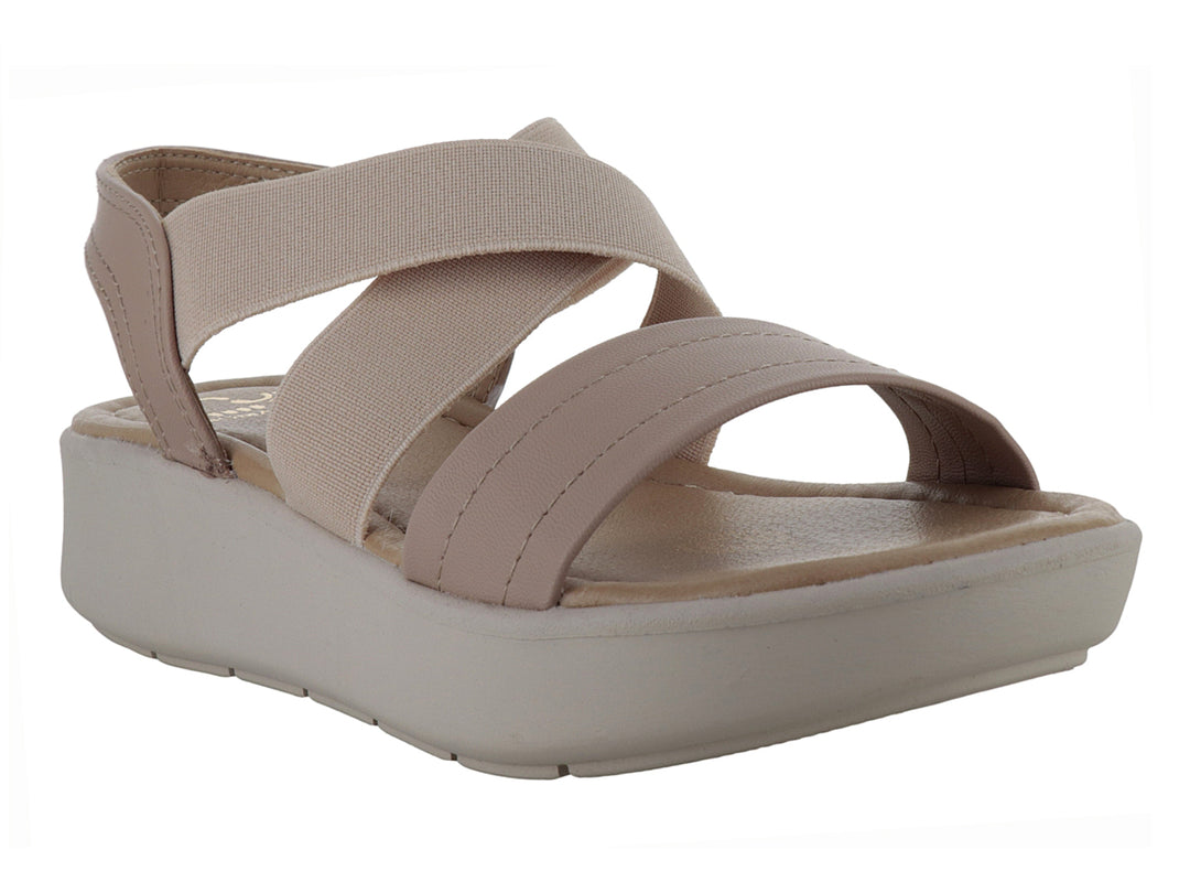 Sandalia de plataforma color beige con tiras cruzadas.