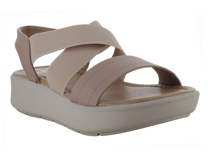 Sandalia de plataforma color beige con tiras cruzadas.