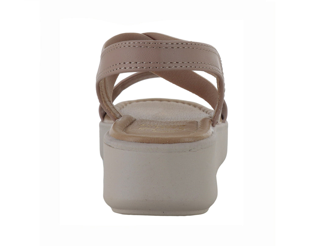 Sandalia de plataforma color beige con tiras cruzadas.