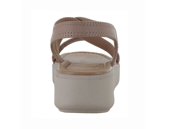 Sandalia de plataforma color beige con tiras cruzadas.