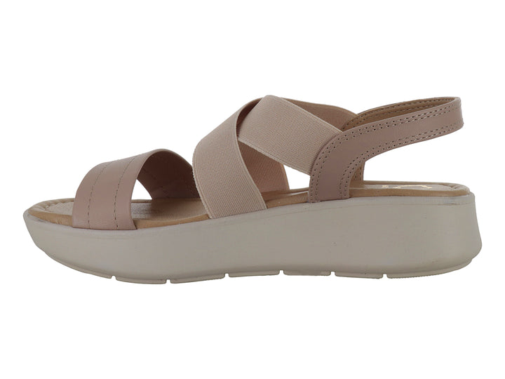 Sandalia de plataforma color beige con tiras cruzadas.