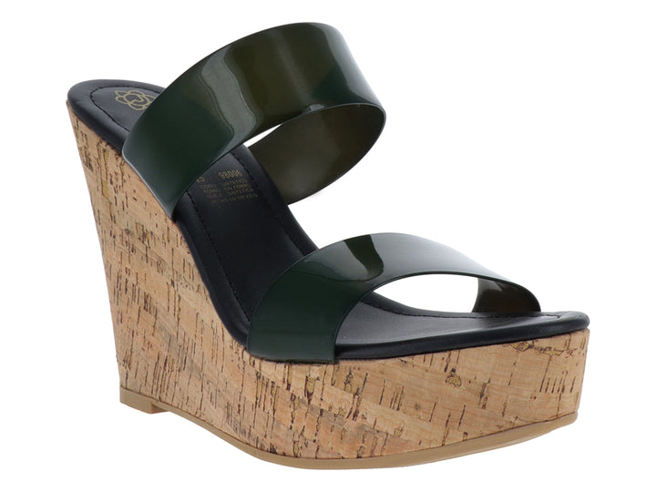 Sandalia de plataforma cuña con tiras negras brillantes y base de efecto corcho.