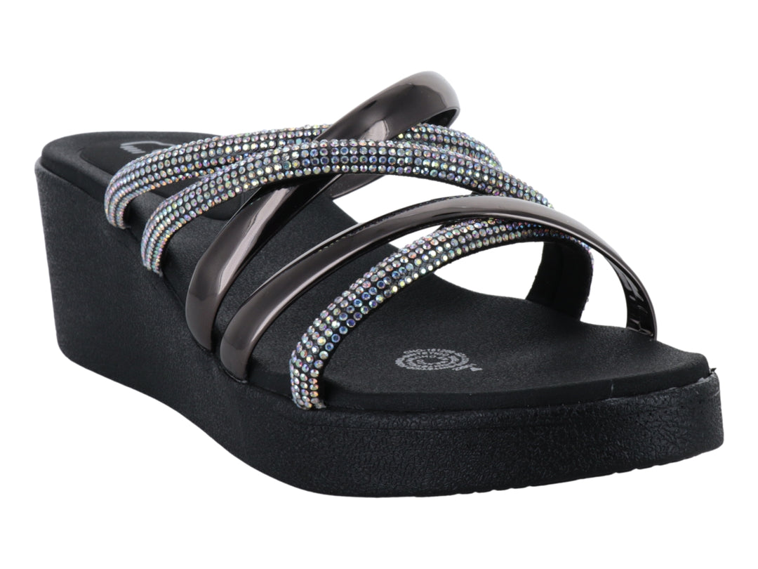 Sandalia de plataforma negra con tiras cruzadas brillantes en color acero.