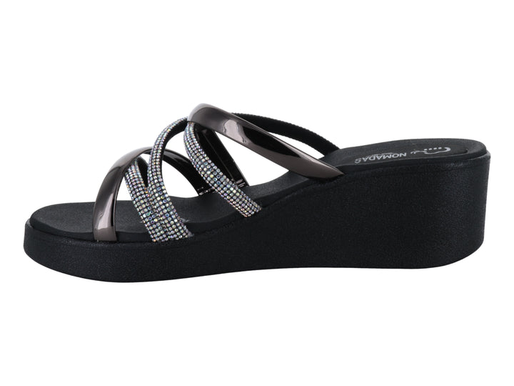 Sandalia de plataforma negra con tiras cruzadas brillantes en color acero.