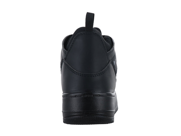 Tenis urbanos color negro marca THENTIC con agujetas y correa lateral.