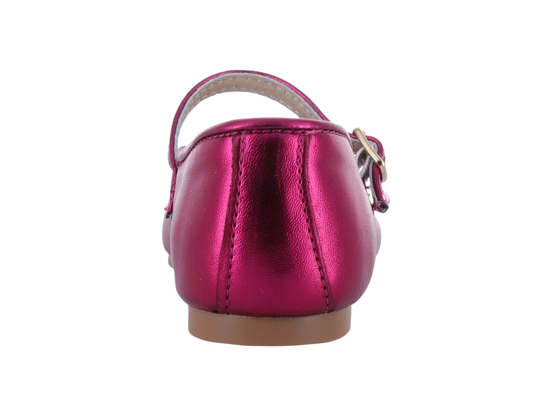 Zapato plano para niña en color fucsia brillante con correa y hebilla ajustable.