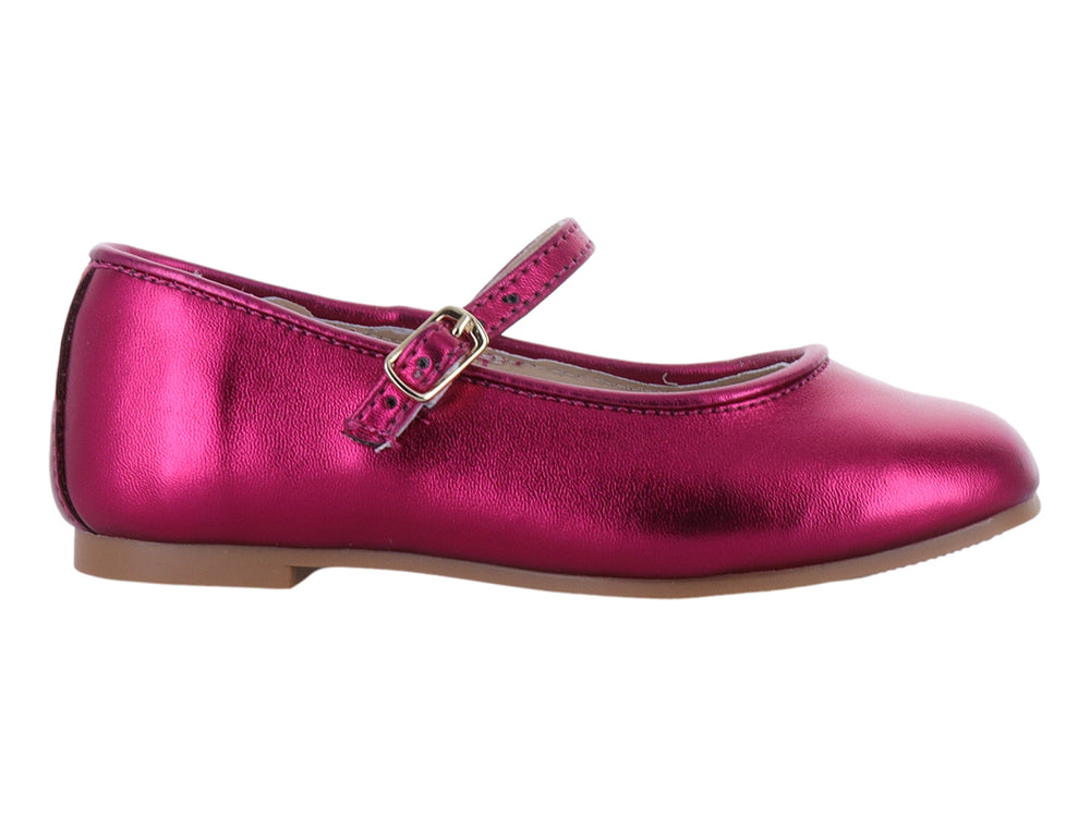 Zapato para niña color fucsia brillante con correa y hebilla dorada sobre fondo blanco.