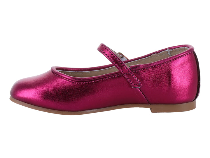 Zapato para niña color fucsia brillante con correa y hebilla dorada sobre fondo blanco.