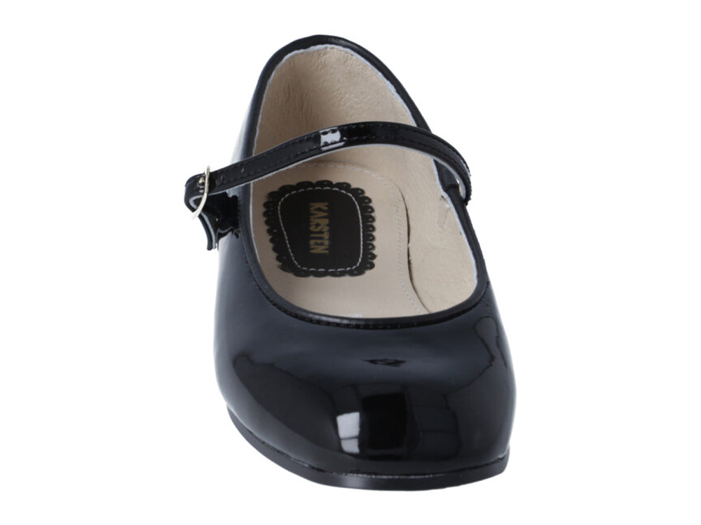 Zapato infantil de charol negro brillante con correa y hebilla metálica sobre fondo blanco.