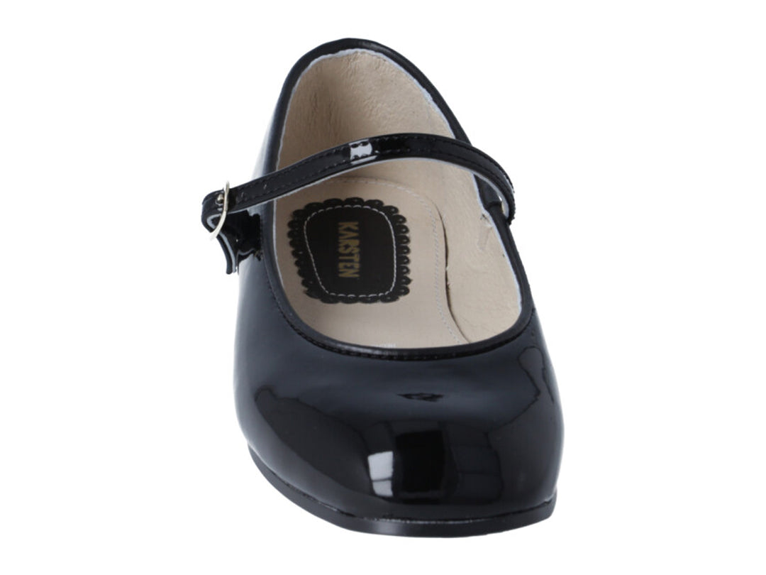 Zapato infantil de charol negro brillante con correa y hebilla metálica sobre fondo blanco.