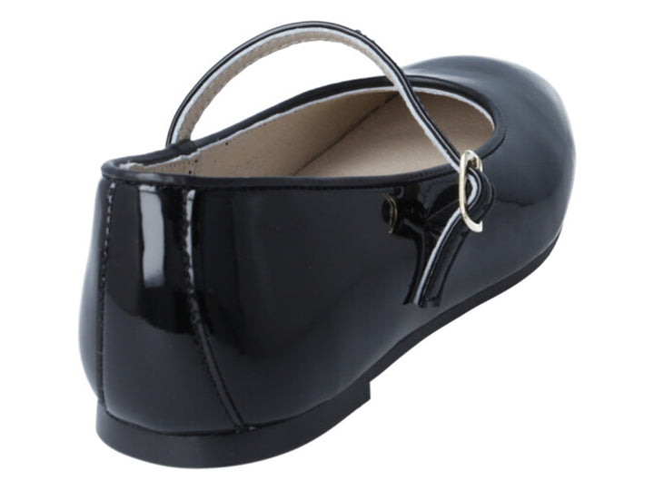 Zapato infantil de charol negro brillante con correa y hebilla metálica sobre fondo blanco.